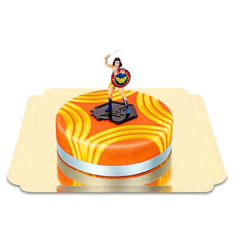 Wonder Woman on a red power cake (Small ((18 cm)6 servings))