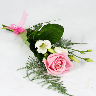 Hand Bouquet with a pink rose and a white prärieklocka