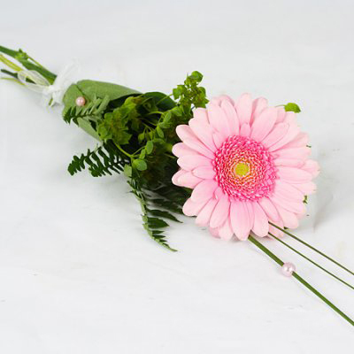 Hand bouquet med en rose germini