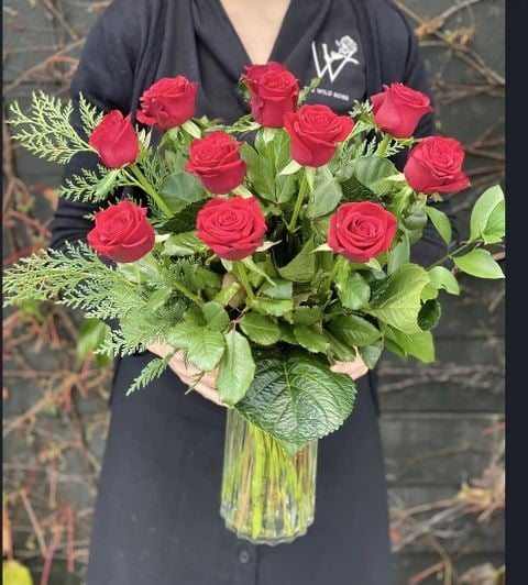 Classic Dozen Red Roses in Vase