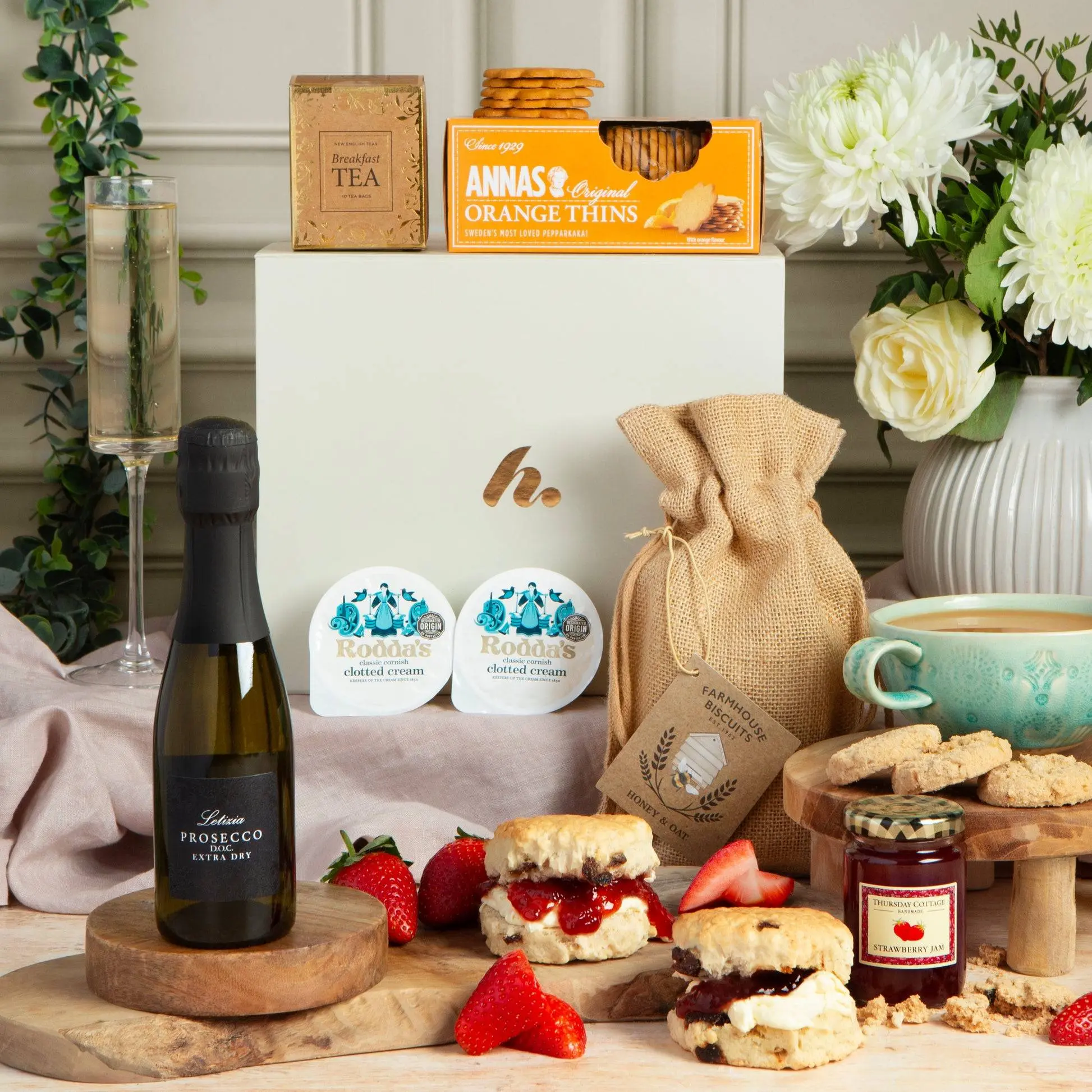 Cream Tea Hamper with Prosecco