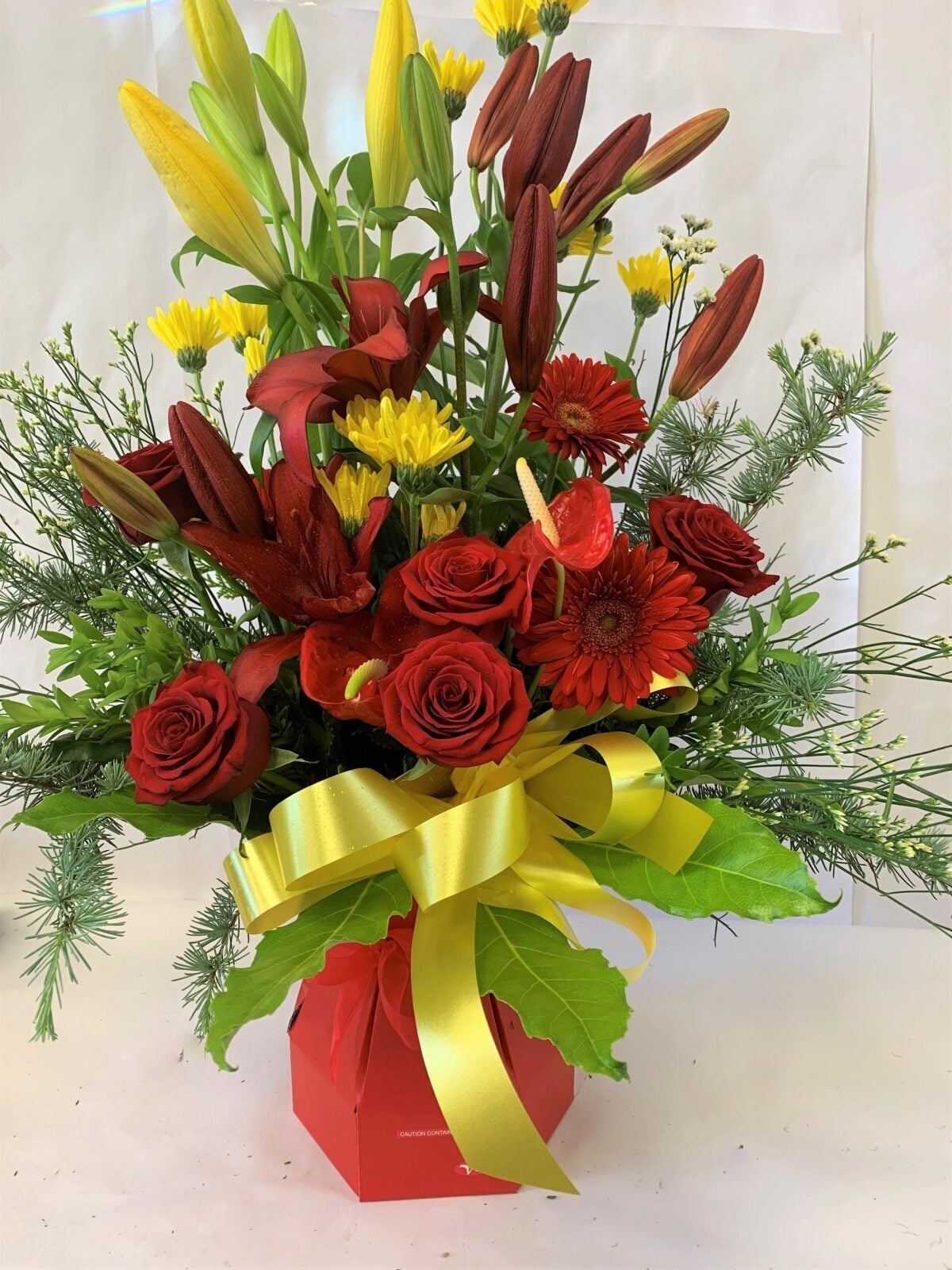 Red & Gold Arrangement in Water Box (Small)