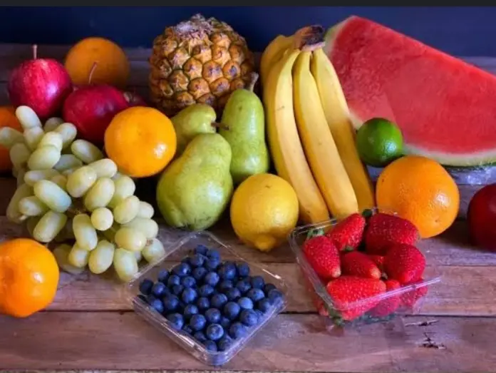 Fresh mixed fruit box (seasonal fruits)