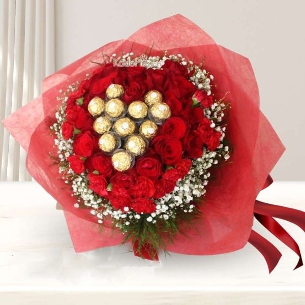 Buket Coklat & Bunga: Ferrero Love Bouquet