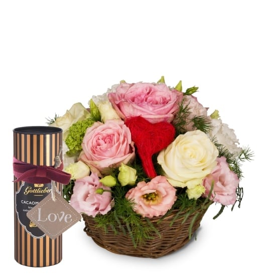 Flower arrangement «A Message Full of Love» with Gottlieber cocoa almonds and hanging gift tag «Love» (Minimum)