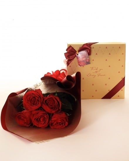 Bouquet of roses + candy (Small (5 roses))