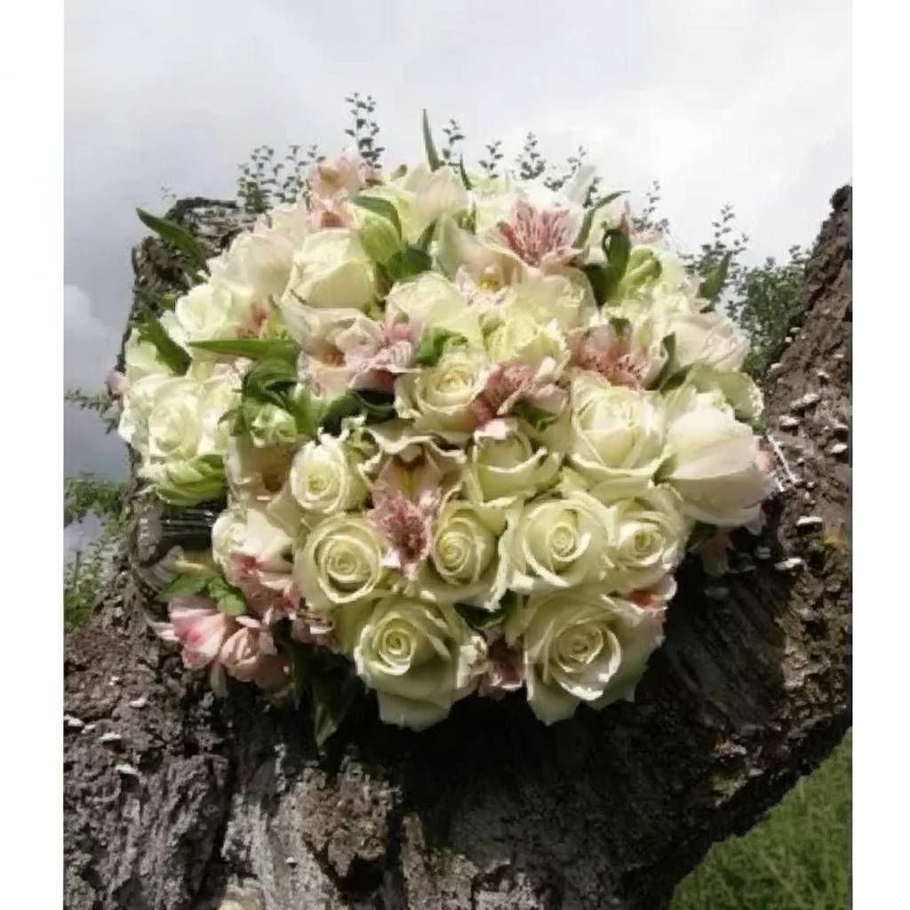Round bouquet of white roses "My gentle"