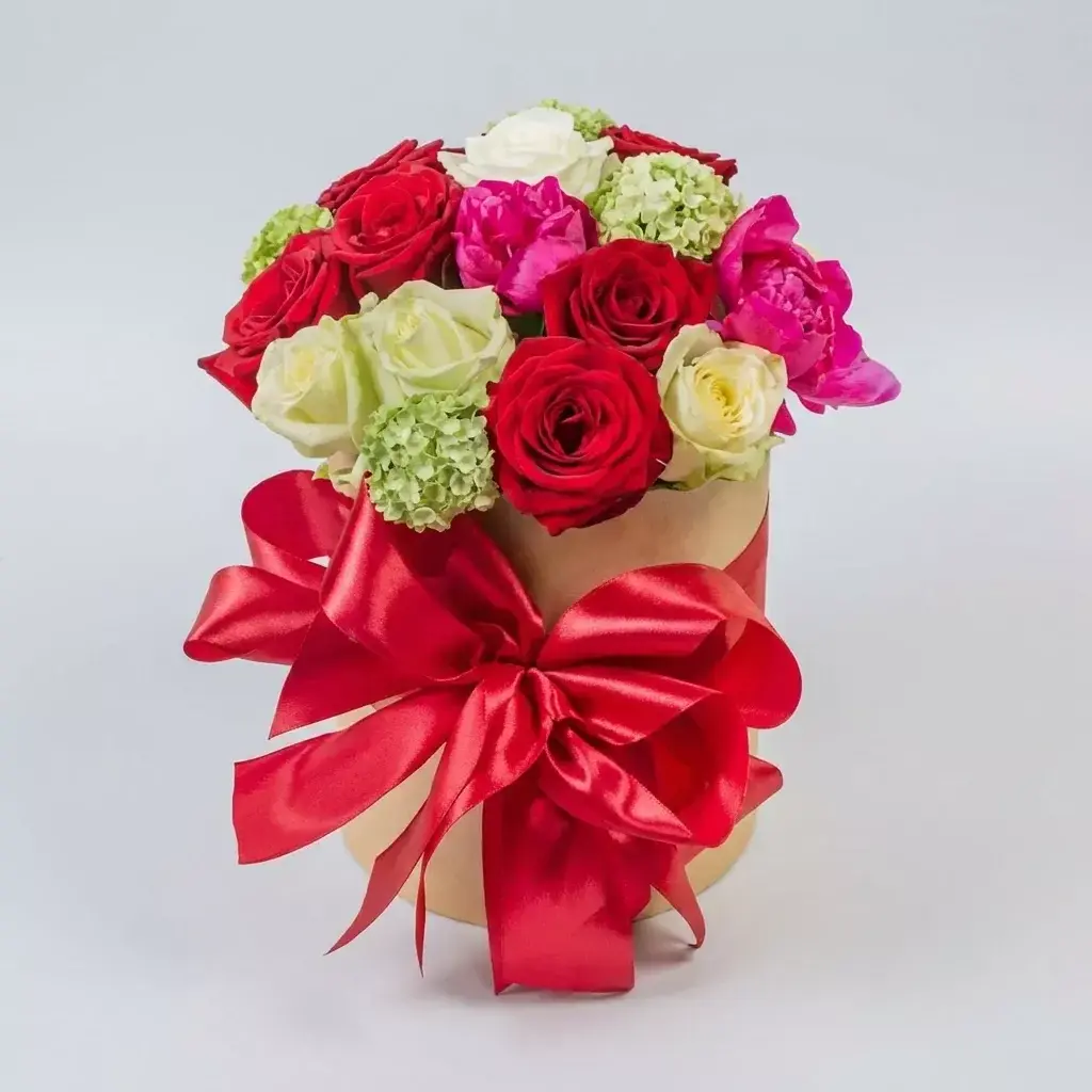 Multi-colored roses in a Hat Box