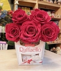 Bouquet of 5 Red Roses & Box of Chocolates Raffaello