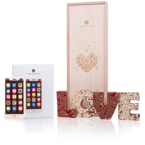 The inscription LOVE & Smartphone