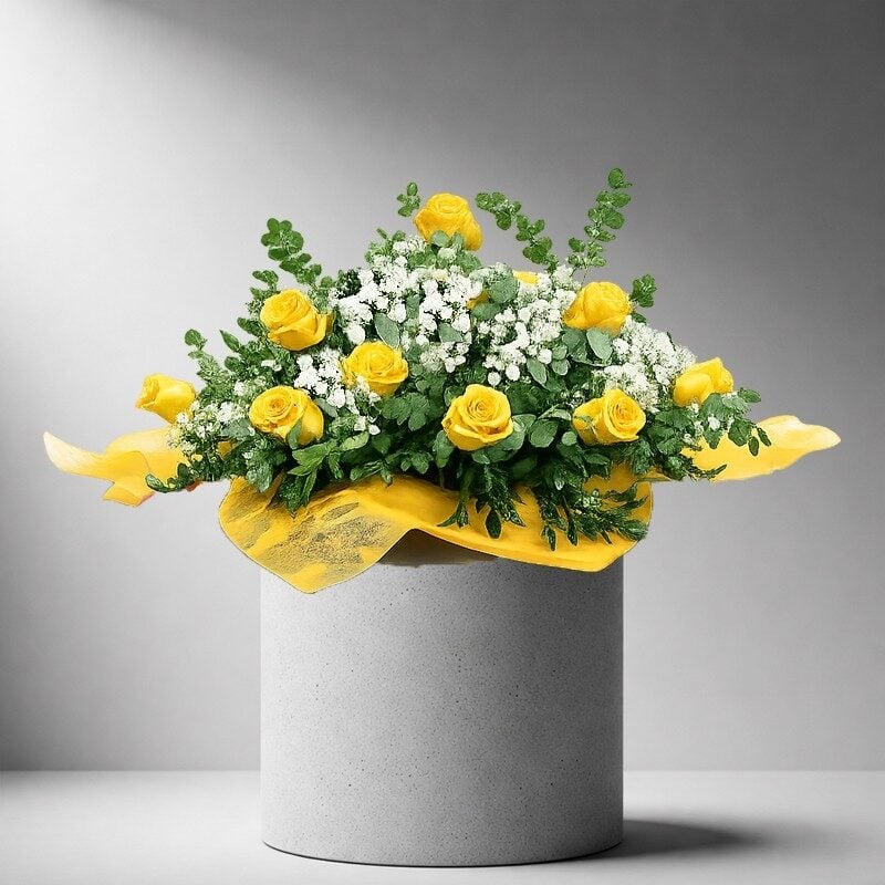 12 Natural Roses Centrepiece
