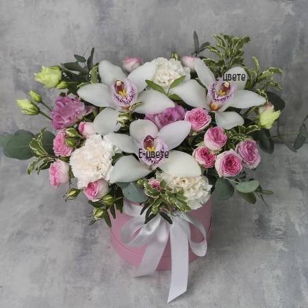 Spay pink roses in a box