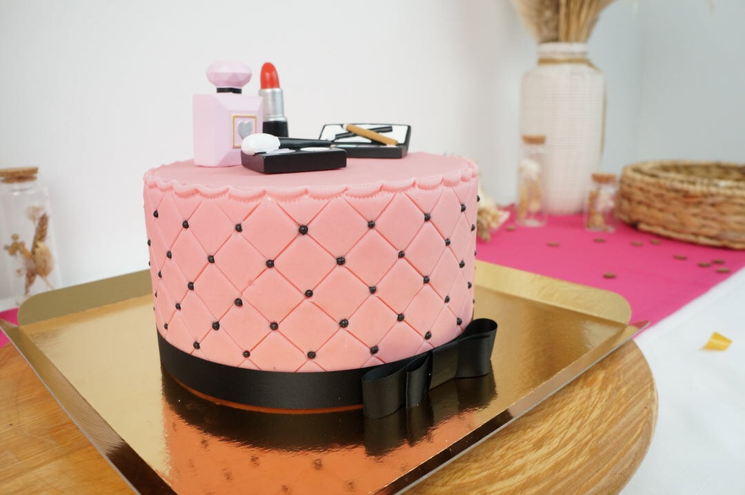 Deluxe Make-Up Cake with black ribbon (Small (18 cm (12 pieces)))