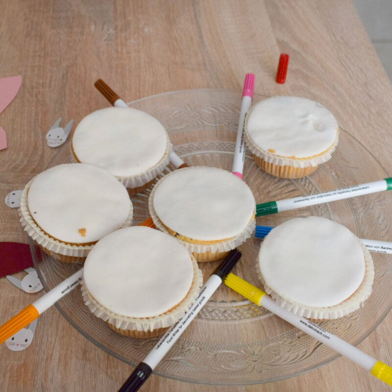 Cupcakes with cake pens