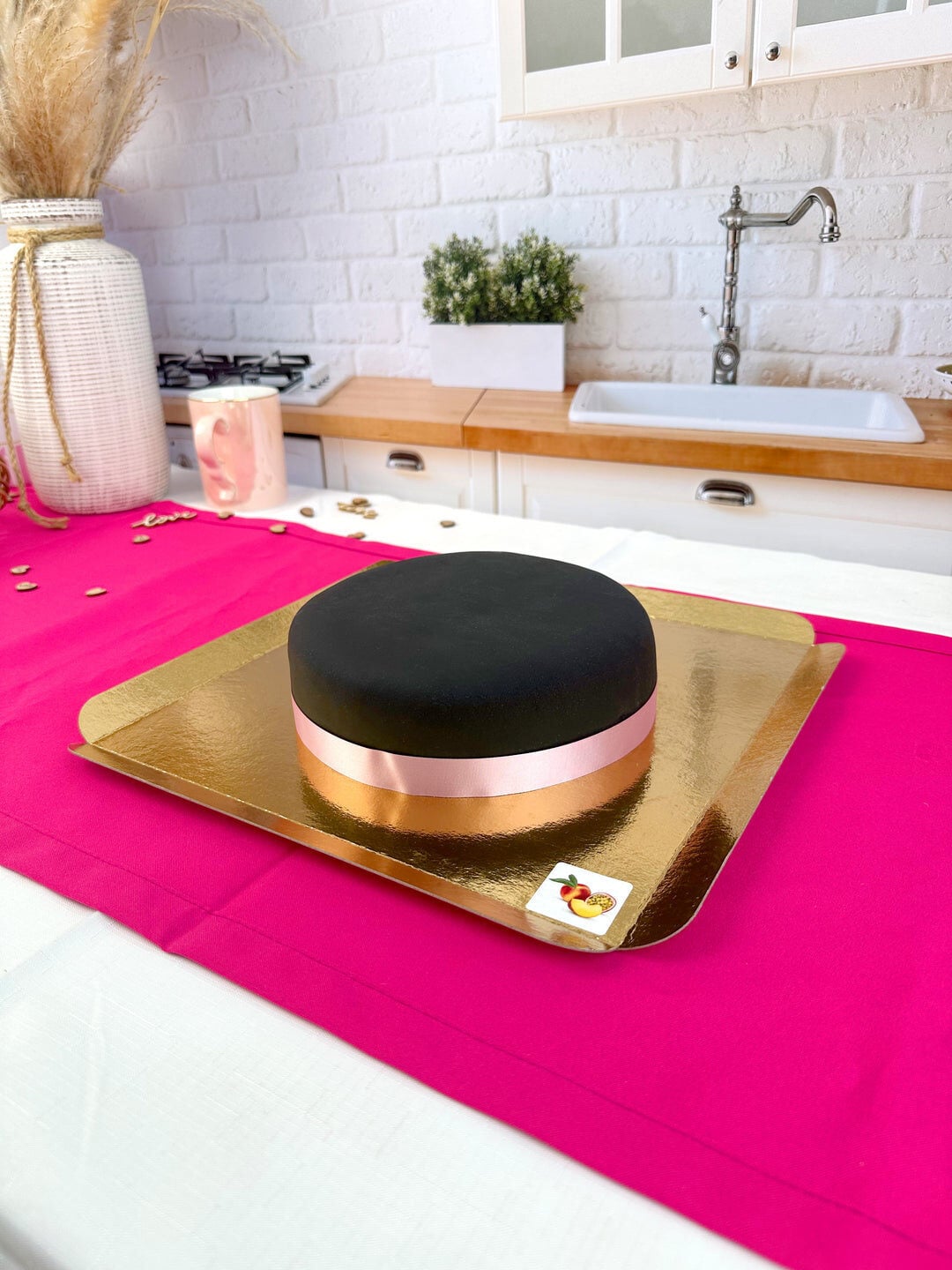 Black cake with cake ribbon (Small (18cm (6 Pieces)))
