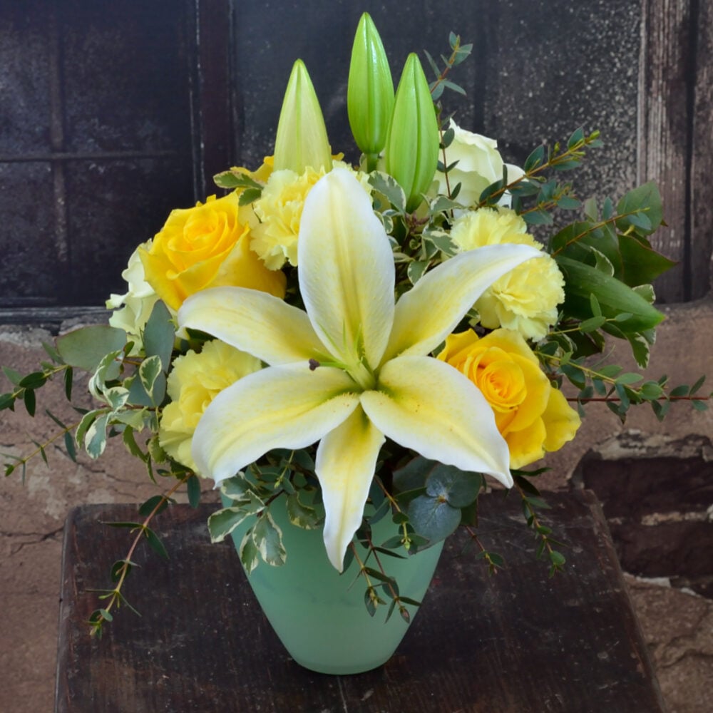 Creamy-white bouquet of lilies