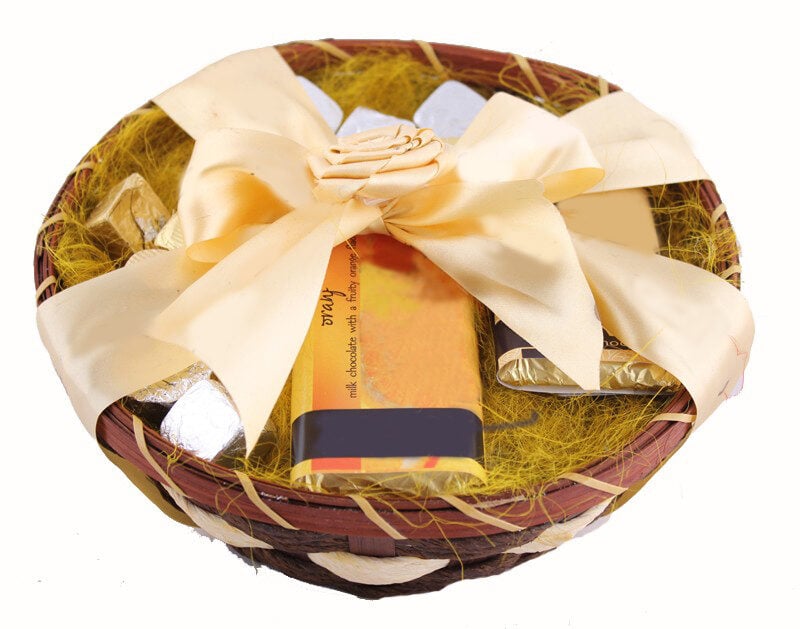 Round cane hamper of assorted items